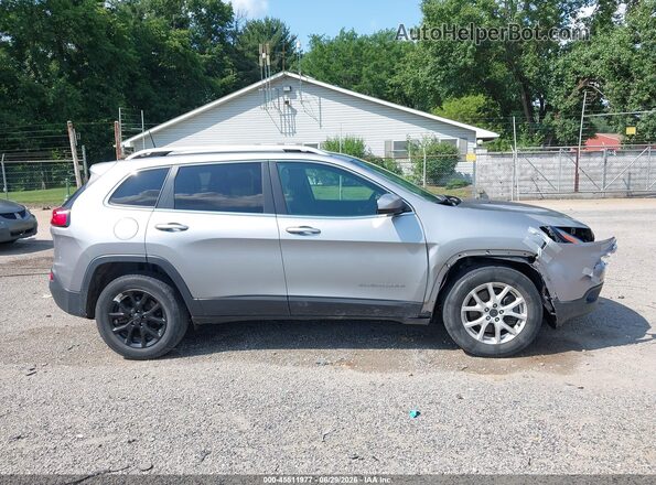 1C4PJMCB8HW615744 2017 JEEP CHEROKEE Silver Rear interior view