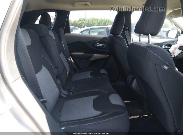 1C4PJMCB8JD515628 2018 JEEP CHEROKEE Silver VIN կոդի պիտակի տեսք