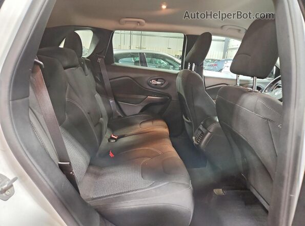 1C4PJMCB9LD589420 2020 JEEP CHEROKEE White Widok wnętrza z tyłu