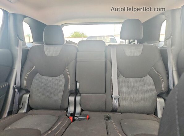 1C4PJMCS2GW118977 2016 JEEP CHEROKEE Red Rear seats view
