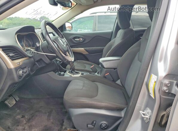 1C4PJMCS3HW596780 2017 JEEP CHEROKEE Silver Front interior view