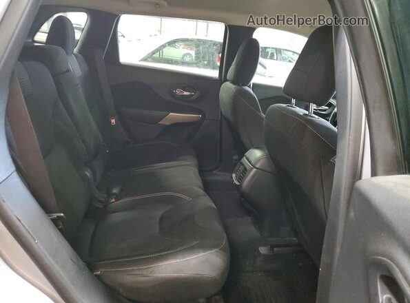 1C4PJMCS6HD238648 2017 JEEP CHEROKEE Silver Vista de los asientos traseros