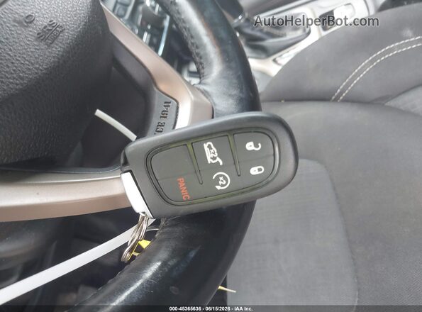 1C4PJMCS7HW612981 2017 JEEP CHEROKEE Black Вид панелі приладів