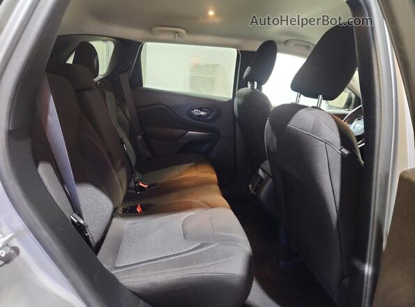1C4PJMCX8LD522433 2020 JEEP CHEROKEE Silver Widok wnętrza z tyłu