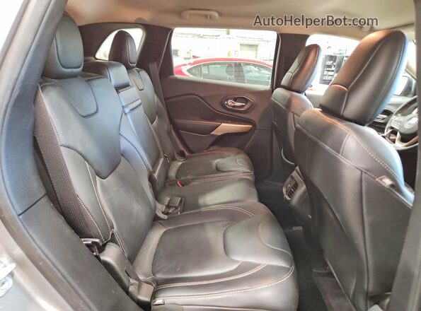 1C4PJMDB0HW600881 2017 JEEP CHEROKEE Silver Vista interior trasera
