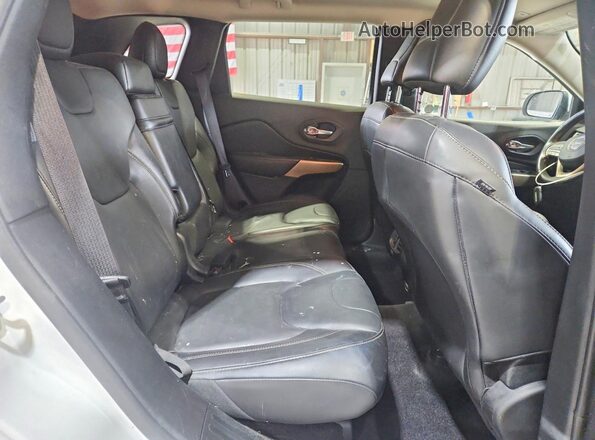 1C4PJMDB4JD603302 2018 JEEP CHEROKEE White Rear interior view