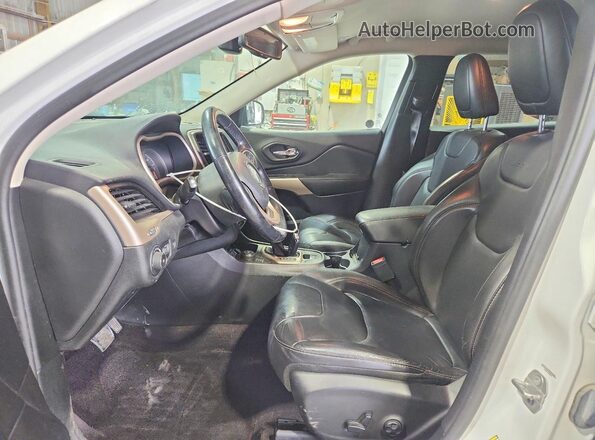 1C4PJMDB4JD603302 2018 JEEP CHEROKEE White Front interior view