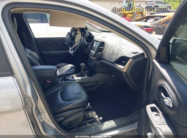 1C4PJMDB8HW504688 2017 JEEP CHEROKEE Gray Вид салону спереду