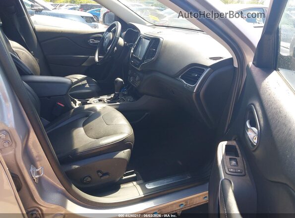 1C4PJMDNXKD117279 2019 JEEP CHEROKEE Silver Front interior view