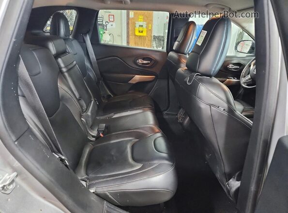 1C4PJMDS8HD223700 2017 JEEP CHEROKEE Серебряный Вид задних сидений