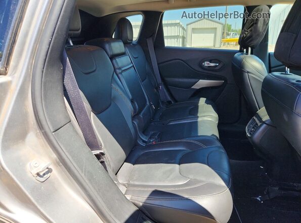 1C4PJMDS8HW600367 2017 JEEP CHEROKEE Silver Հետևի նստատեղերի տեսք