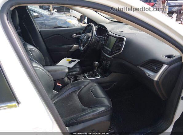1C4PJMJS8HW575880 2017 JEEP CHEROKEE White Front interior view