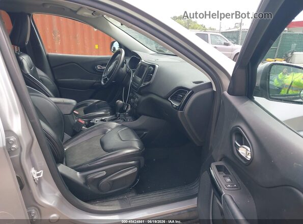 1C4PJMLB2KD320240 2019 JEEP CHEROKEE Silver Vista interior delantera