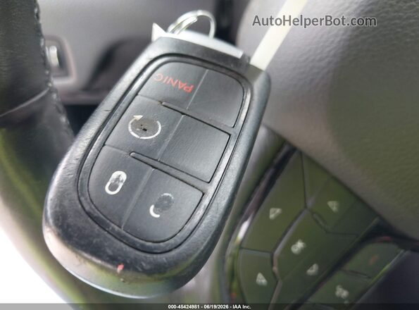 1C4PJMLB2KD320240 2019 JEEP CHEROKEE Silver Vista del salpicadero