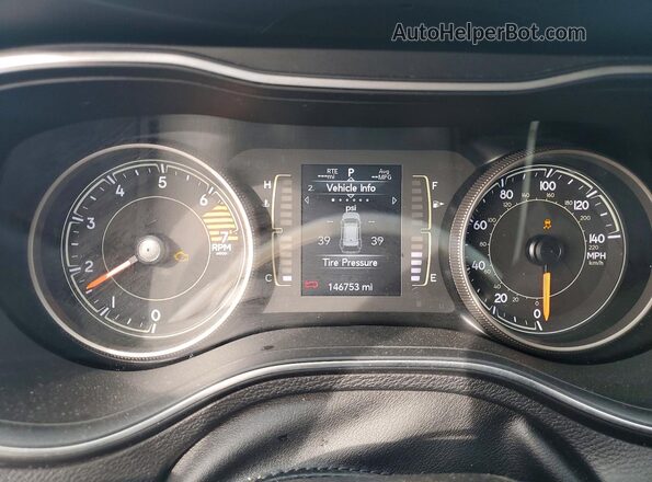 1C4PJMLB6KD355332 2019 JEEP CHEROKEE Silver ხელსაწყოთა პანელის ხედი