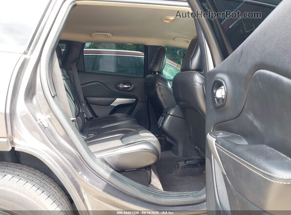 1C4PJMLB7JD517208 2018 JEEP CHEROKEE Gray Widok naklejki z numerem VIN