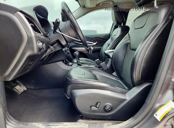 1C4PJMLB8KD395735 2019 JEEP CHEROKEE Серый Вид салона спереди