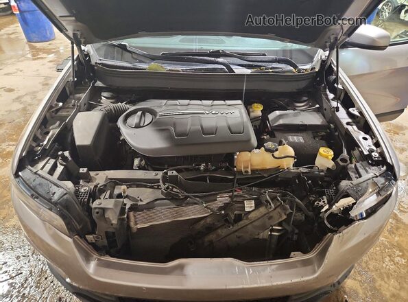 1C4PJMLX4KD281968 2019 JEEP CHEROKEE Silver ძრავის განყოფილების ხედი