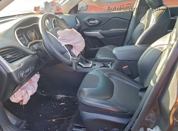 1C4PJMLXXJD515917 2018 JEEP CHEROKEE Серебряный Вид салона спереди