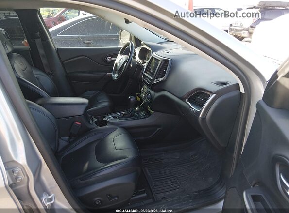 1C4PJMMN6MD109019 2021 JEEP CHEROKEE Silver Front interior view