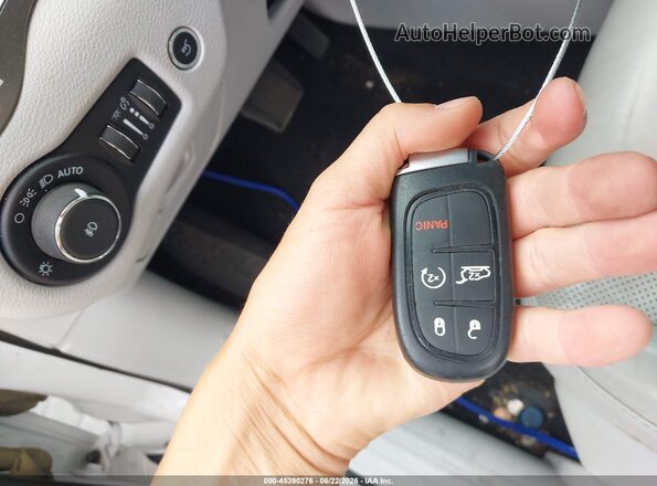 1C4PJMMX6MD142023 2021 JEEP CHEROKEE Белый Вид панели приборов