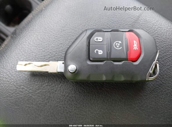 1C4PJXDG7RW284913 2024 JEEP WRANGLER Серебряный Вид панели приборов