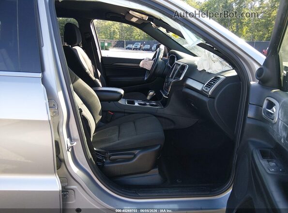 1C4RJEAG6JC246810 2018 JEEP GRAND CHEROKEE Серебряный Вид салона спереди