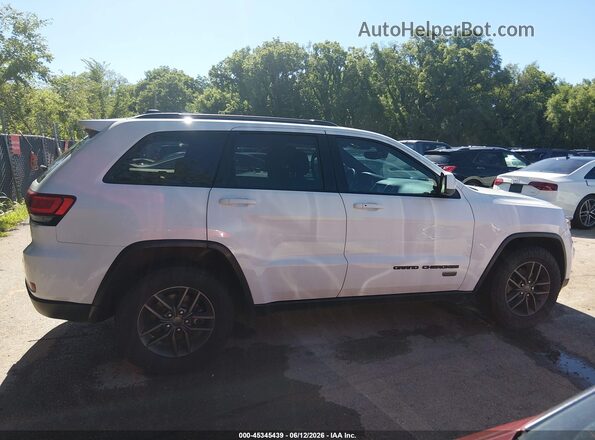 1C4RJFAG3HC625070 2017 JEEP GRAND CHEROKEE White Widok wnętrza z tyłu