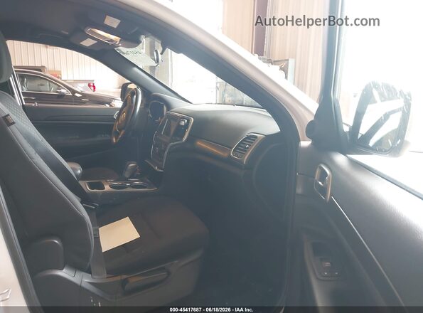 1C4RJFAG7JC276565 2018 JEEP GRAND CHEROKEE White Widok wnętrza z przodu