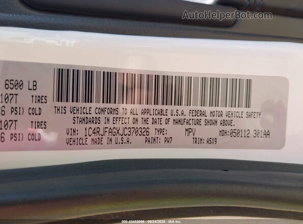 1C4RJFAGXJC370326 2018 JEEP GRAND CHEROKEE White Engine compartment view