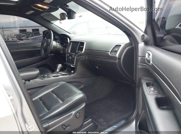 1C4RJFBG0JC379356 2018 JEEP GRAND CHEROKEE Silver Вид салону спереду