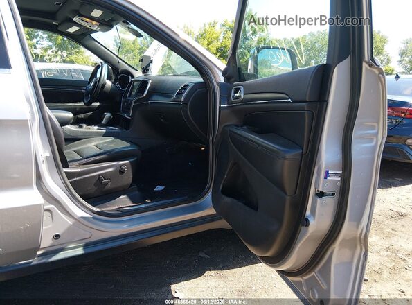 1C4RJFBG2JC379584 2018 JEEP GRAND CHEROKEE Silver Вид салону спереду