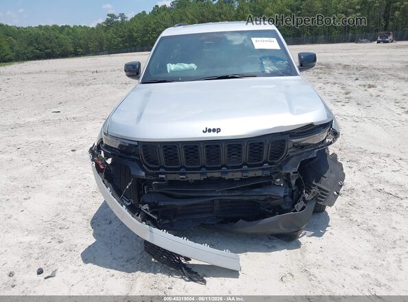 1C4RJGAG4SC290155 2025 JEEP GRAND CHEROKEE Silver Widok wnętrza z tyłu