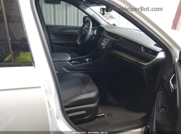 1C4RJHAG2PC645983 2023 JEEP GRAND CHEROKEE White წინა სალონის ხედი