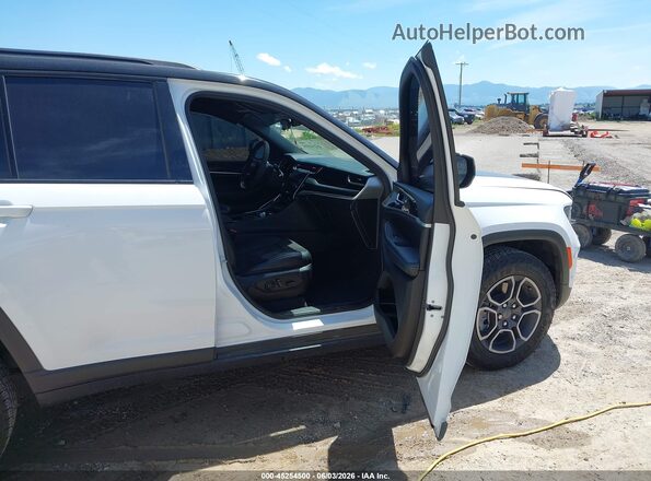 1C4RJYC62P8775138 2023 JEEP GRAND CHEROKEE 4XE White Front interior view
