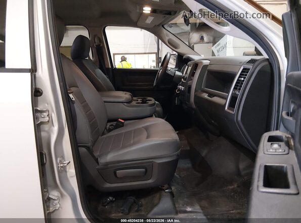 1C6RR6KG1JS317230 2018 RAM 1500 Silver Սալոնի դիմացի տեսք