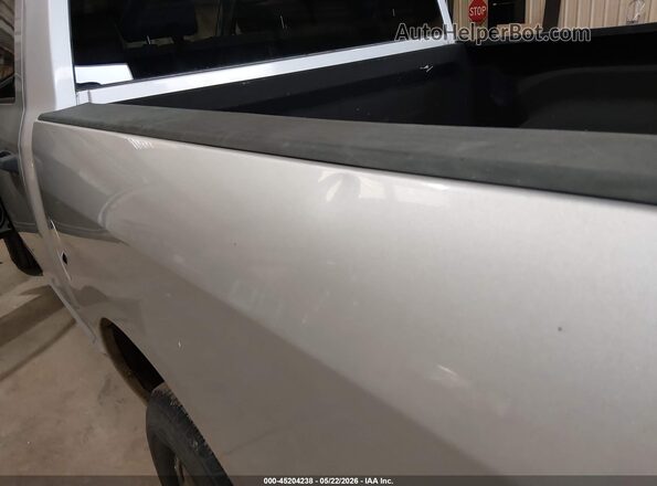 1C6RR6KG1JS317230 2018 RAM 1500 Silver Սալոնի հետևի տեսք