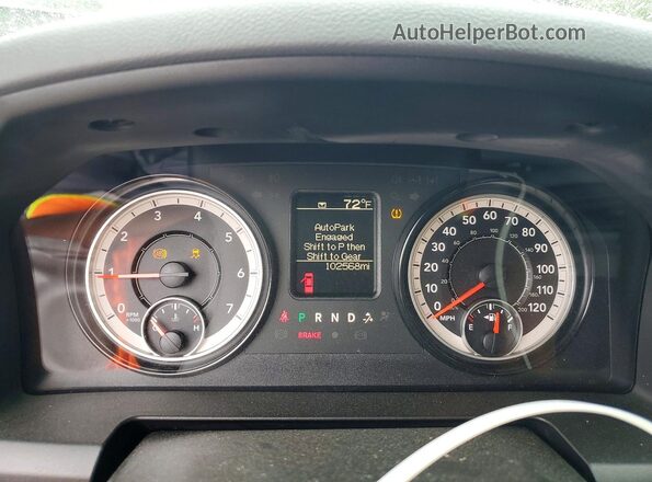1C6RR6KTXJS315599 2018 RAM 1500 White Սարքավորումների վահանակի տեսք