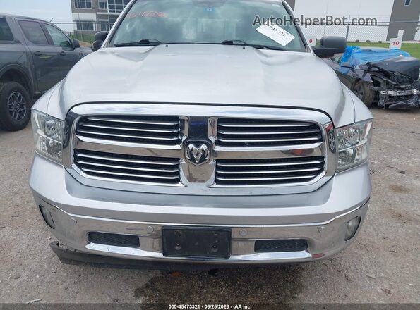 1C6RR6LT1HS556086 2017 RAM 1500 Серебряный Вид щитка приборов