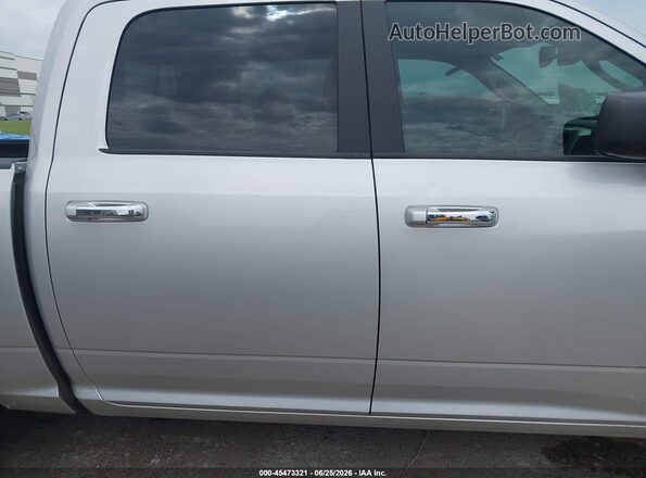 1C6RR6LT1HS556086 2017 RAM 1500 Серебряный Вид задней части салона