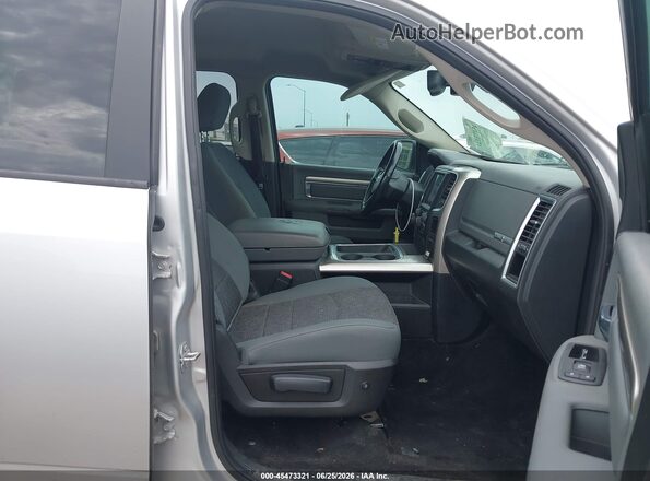 1C6RR6LT1HS556086 2017 RAM 1500 Серебряный Вид салона спереди