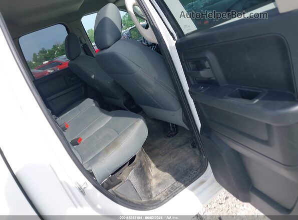 1C6RR7FG7JS326059 2018 RAM 1500 White VIN կոդի պիտակի տեսք