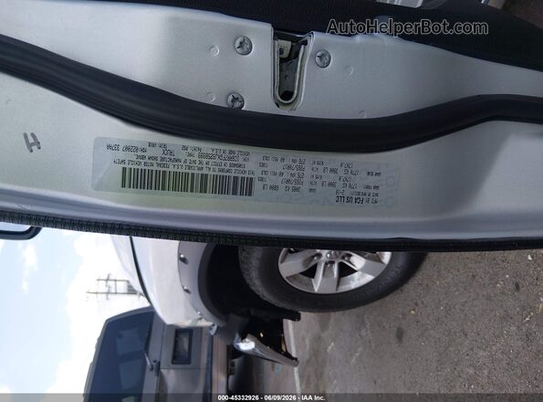 1C6RR7FGXJS258999 2018 RAM 1500 Silver Widok komory silnika