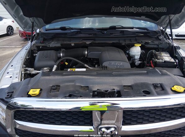 1C6RR7FGXJS258999 2018 RAM 1500 Silver Widok z tyłu