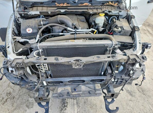 1C6RR7FT0JS210019 2018 RAM 1500 Белый Вид задней части салона