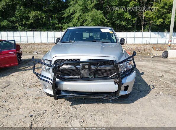 1C6RR7FT2JS186936 2018 RAM 1500 Серебряный Вид щитка приборов