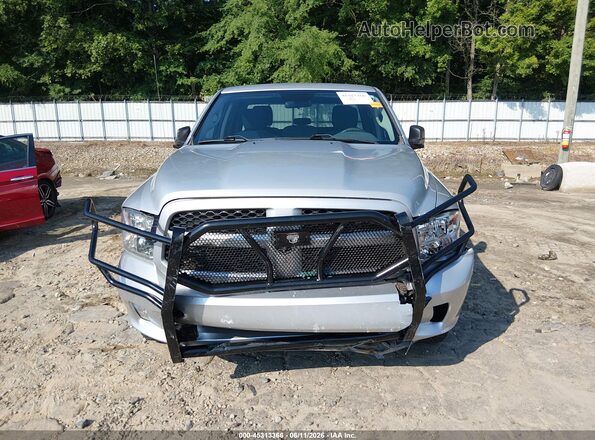 1C6RR7FT2JS186936 2018 RAM 1500 Серебряный Вид спереди