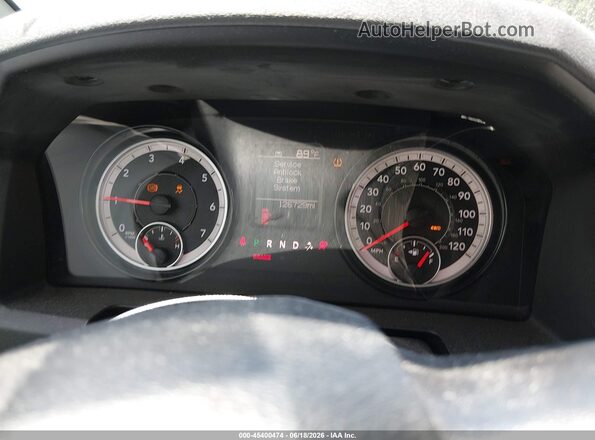 1C6RR7FT2JS327620 2018 RAM 1500 Burgundy Rear seats view