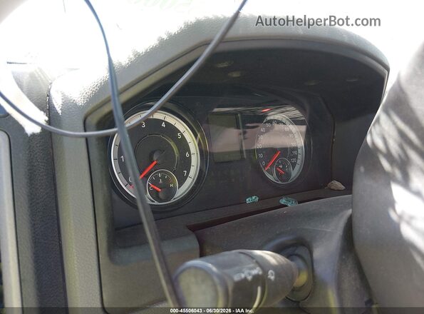 1C6RR7FTXKS673075 2019 RAM 1500 CLASSIC White Widok tylnych siedzeń