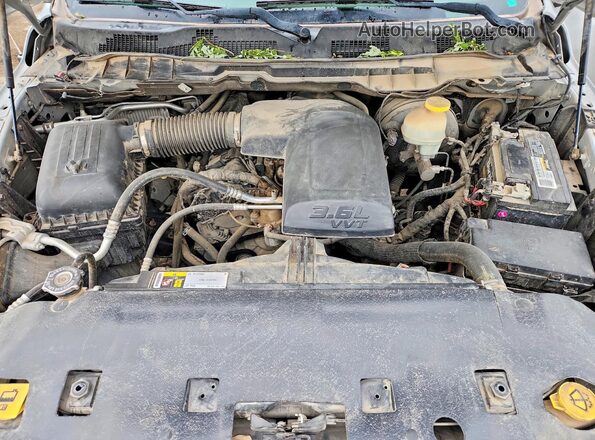 1C6RR7GG5HS777063 2017 RAM 1500 Silver Вид задньої частини салону